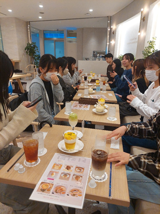 カフェにて試食の様子